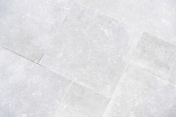 Terrasse extérieure avec carrelage imitation béton gris clair, design moderne et minimaliste