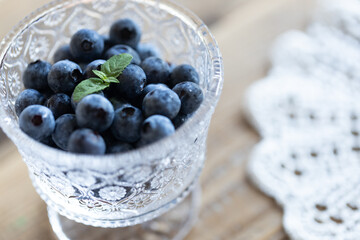 グラスに盛りつけたブルーベリー