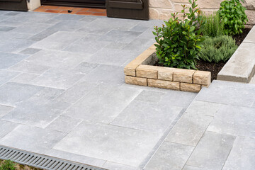 Terrasse extérieure avec carrelage imitation béton gris clair, design moderne et minimaliste