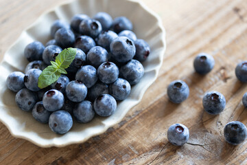 お皿に盛りつけたブルーベリー