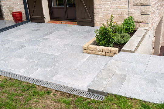 Terrasse ext&eacute;rieure avec carrelage imitation b&eacute;ton gris clair, design moderne et minimaliste