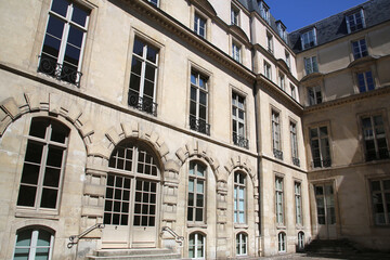 Cour intérieure et façade d'un hôtel particulier dans le Marais à Paris