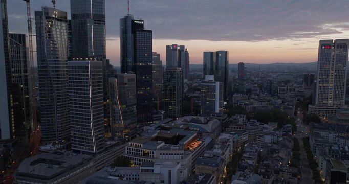 Luftaufnahme der Frankfurter Innenstadt mit Hochh&auml;usern in der Abendd&auml;mmerung