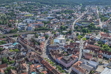 Luftbild-Panorama der Hochschulstadt Ansbach in Mittelfranken im Sommer