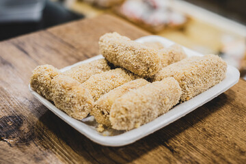 Croquetas recién hechas, listas para ser fritas. Comida buena en el plato. 