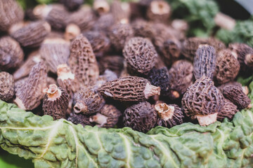 Muchas múrgulas en la parada de mercado, ingrediente natural.
