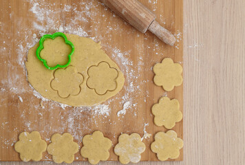 Cut out sweet cookies from the shortcrust pastry using cookie cutters.