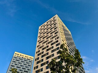 Obraz premium Apartment building on the background of blue sky, new building. High quality photo
