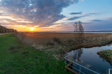 Sonnenaufgang im April am Bodden vor Zingst.