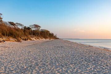 Im April zum Sonnenuntergang am Darßer Weststrand.