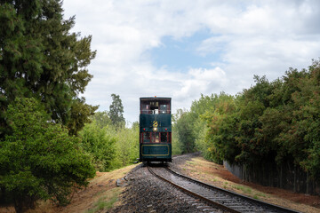 Der Franschhoek Wine Tram auf den Gleisen in den s&uuml;dafrikanischen Winelands