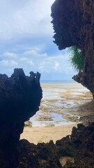 岩場の影から見る海　沖縄　石垣島