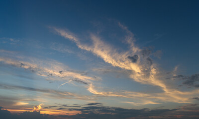 斜めの線のような夕雲