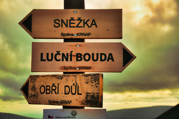 Publiczny znak informacyjny na szlaku- Krajobraz Karkonoskiej Tundry. © Pol Badger