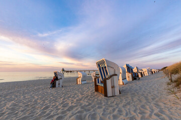 Im April zum Sonnenuntergang am Strand von Zingst.