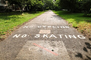 ロンドンの公園内道路に書かれた文字