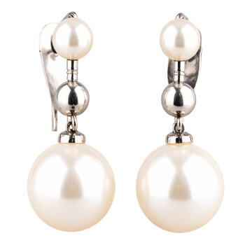 Elegant pearl earrings with silver accents, a timeless jewelry piece for sophisticated style and graceful fashion, perfect for adding a touch of classic beauty on transparent background