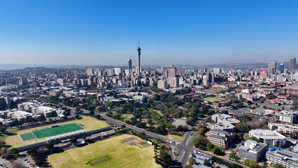 Obraz premium Johannesburg Skyline In Johannesburg Gauteng South Africa. Aerial View Of A Bustling City With High-Rise Buildings And Traffic. Business Sky Background Downtown Cityscape.