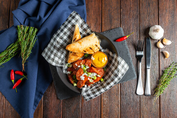 Flavorful Dish Featuring Spices and Crunchy Bread