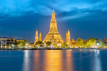 Fototapeta premium Wat Arun Temple, Bangkok, Thailand, taken at blue hour