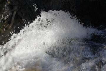 ACQUA CHE SCORRE NELLA CASCATA
