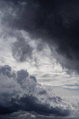 Obraz premium Dramatic sunset sky with dark clouds.