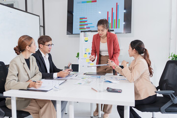 Obraz premium Group of Asian businesspeople are having a meeting.