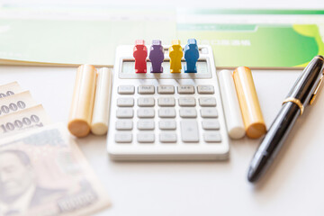 家族 親族、複数の通帳と印鑑、計算機、紙幣によるお金イメージ...