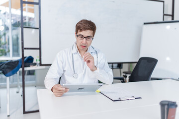 Obraz premium Doctors are working in the lab, hospital conference room.