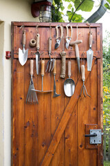 Anordnung Garten hand geräte mit Holzgriffen