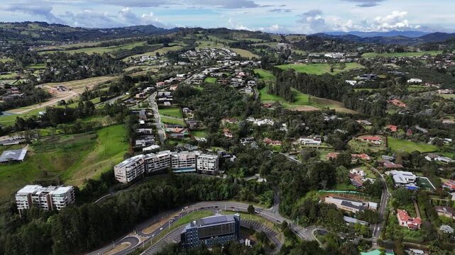 Video a&eacute;reo realizado con drone en El Alto de las Palmas, entre Medell&iacute;n y Envigado. no solo se puede observar el hermoso paisaje, sino tambi&eacute;n el espl&eacute;ndido desarrollo de la zona.