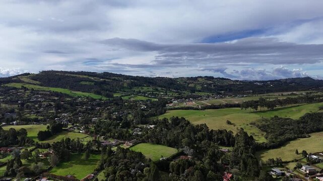 Video a&eacute;reo realizado con drone en El Alto de las Palmas, entre Medell&iacute;n y Envigado. no solo se puede observar el hermoso paisaje, sino tambi&eacute;n el espl&eacute;ndido desarrollo de la zona.
