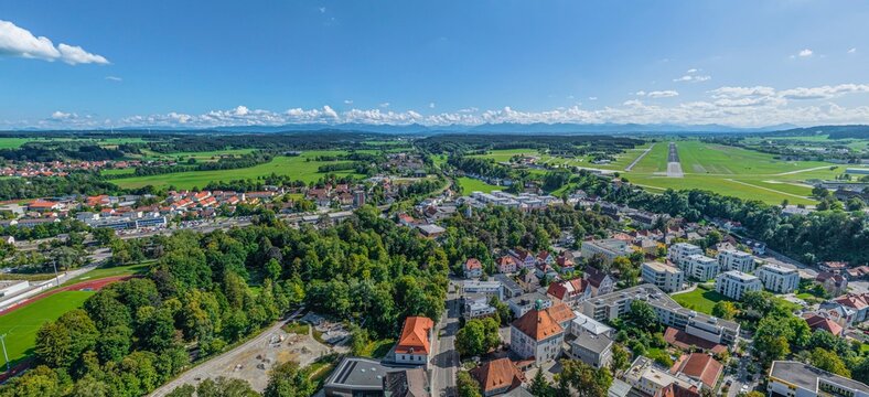 Kaufbeuren im Ostallg&auml;u aus der Luft - Ausblick auf die Freizeiteinrichtungen rund um den Jordanpark