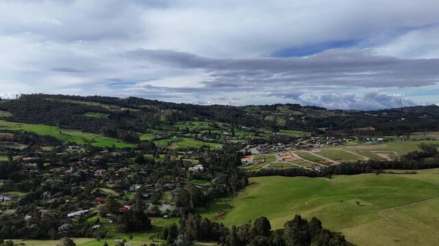 Video a&eacute;reo realizado con drone en El Alto de las Palmas, entre Medell&iacute;n y Envigado. no solo se puede observar el hermoso paisaje, sino tambi&eacute;n el espl&eacute;ndido desarrollo de la zona.