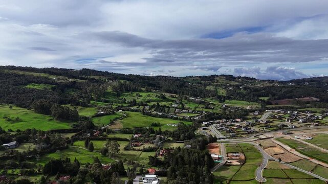 Video a&eacute;reo realizado con drone en El Alto de las Palmas, entre Medell&iacute;n y Envigado. no solo se puede observar el hermoso paisaje, sino tambi&eacute;n el espl&eacute;ndido desarrollo de la zona.