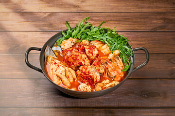 얼큰한 해물탕이 테이블 위에 놓여 있는 모습