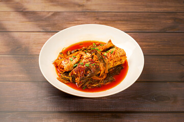 북어찜, 코다리찜이 테이블 위에 놓여 있는 모습