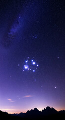 Naklejka premium Aesthetic night sky in portrait format (16:9 vertical) filled with countless bright stars