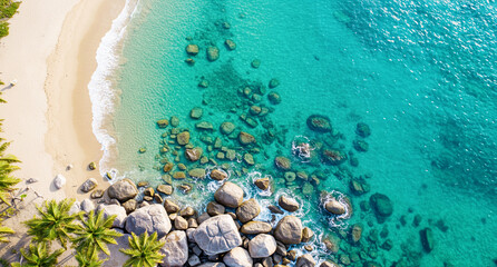 南の島の青く澄んだ海。波打ち際を上空から撮影した写真