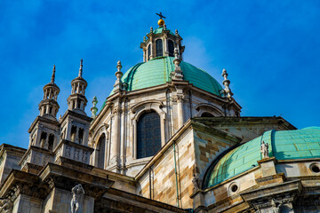Fototapeta premium Green Copper Dome of Como Cathedral Against Blue Sky