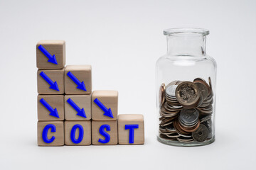 瓶に入れられた小銭とコストダウンのイメージ