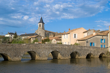 église, Rivière La Vonne, Sanxay, Vienne, 86, Region Nouvelle Aquitaine, France