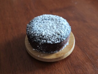 chocolate cake with icing sugar