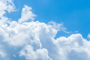 夏の空　澄んだ青空と雲350