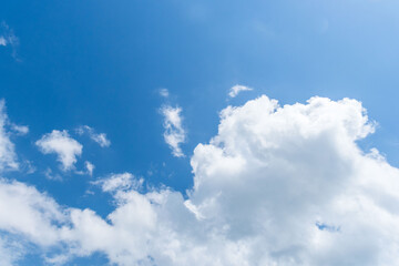 Fototapeta premium 夏の空 澄んだ青空と雲353