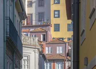 Obraz premium narrow alley in ribeira district porto city, portugal