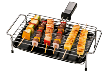 churrasqueira elétrica portátil com espetinho de carne, frango, legumes e queijo isolado em fundo transparente