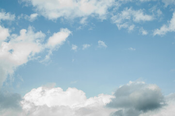 blue and white background, in the photo blue sky and white clouds