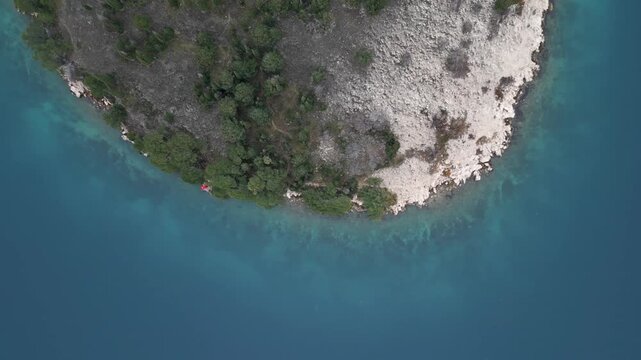 Toma a&eacute;rea contrapicada con dron mostrando el mar azul intenso de Croacia y el contraste con su costa rocosa.