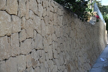 wysokie ogrodzenie z kamieni piaskowca © Miroslaw